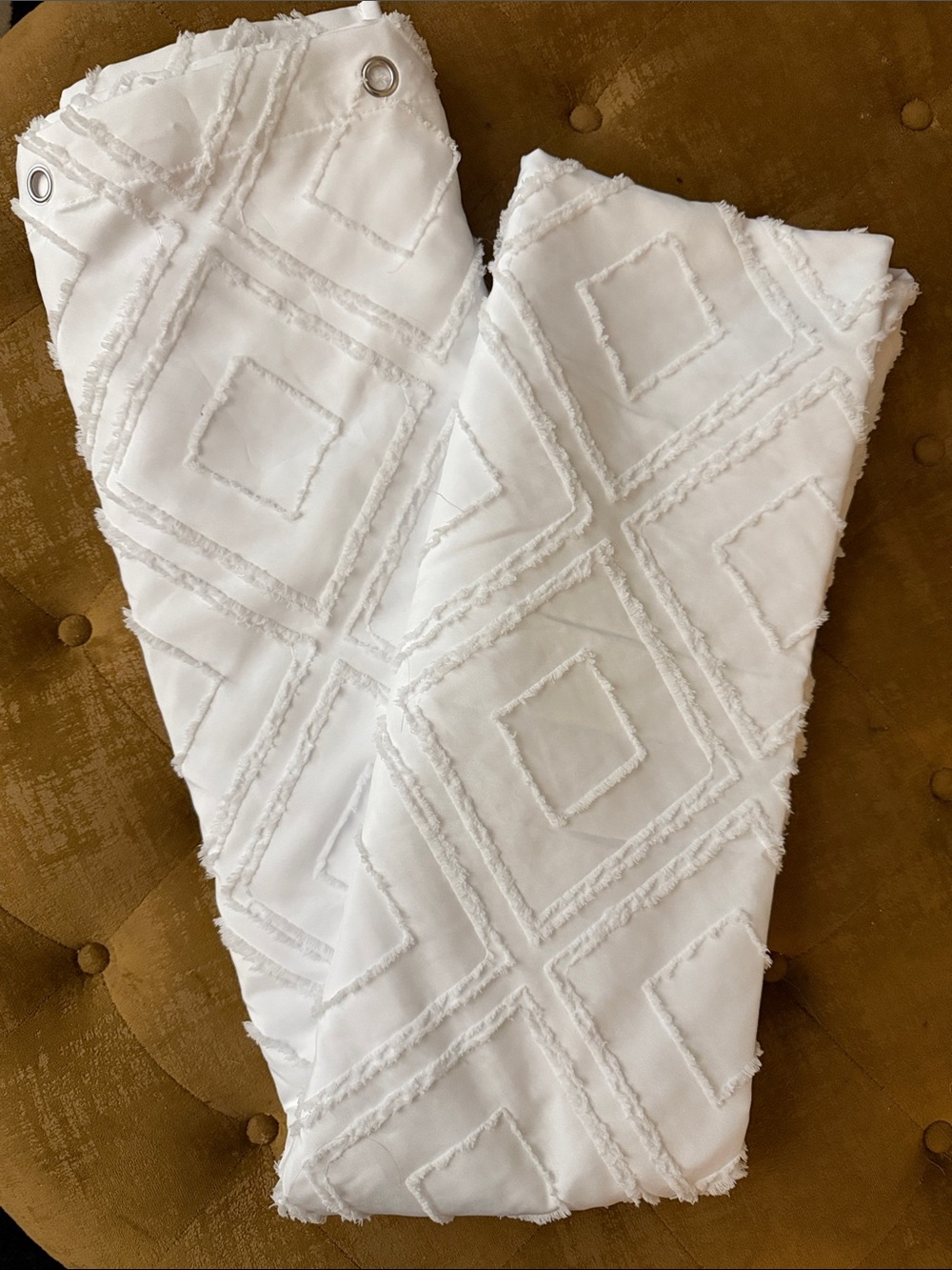 White Textured Diamond-Pattern Shoert Curtain.